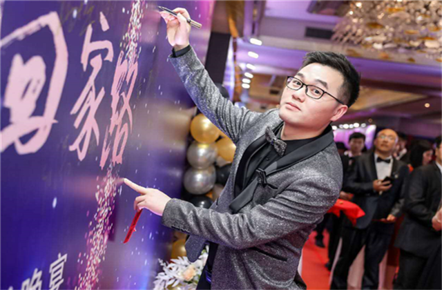 【高光“疫”事】勇敢逆行的特殊“网约车”——一飞冲天300倍游戏90后，用信念打通生命运输线