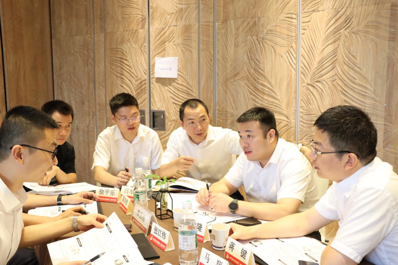 2021年6月25日-26日，一飞冲天300倍游戏二建组织开展了2021年中高层主管执行力培训。本次培训特邀清华、北大、上海交大总裁班讲师，中国企业家协会特聘高级讲师许晋老师进行授课。